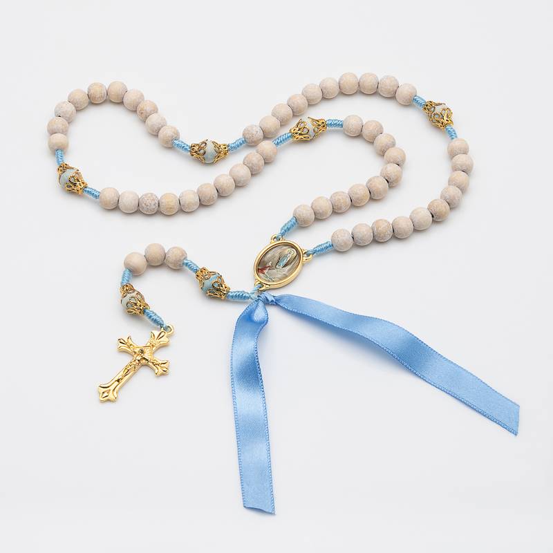 Terço de madeira branca com fita azul claro de Nossa Senhora de Lourdes - 8mm